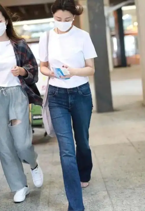 殷桃穿西装依旧女人味儿十足,41岁人美身材好,气质却越发冷艳