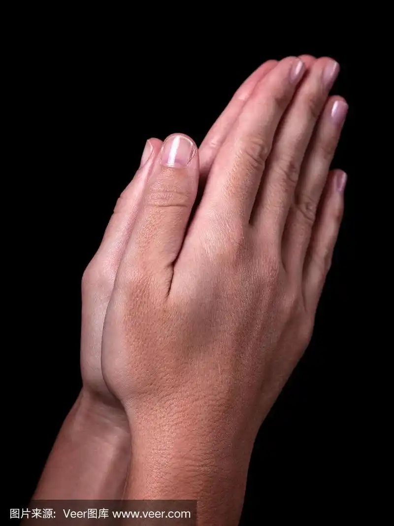 女性双手合十祈祷.