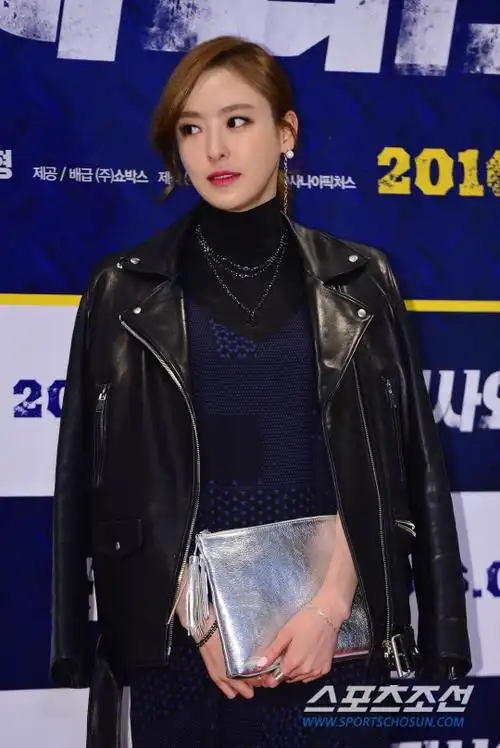 李多喜出席《检察官》试映会 黑色皮衣显气质