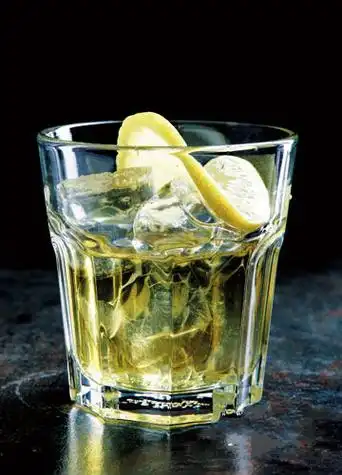 /p> p>此款鸡尾酒以威士忌为基酒,配以细碎冰为辅