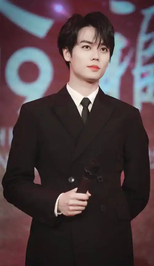 林彦俊儒雅风格穿搭,休闲雅韵,有一种霸道总裁范儿,高冷又禁欲_白色