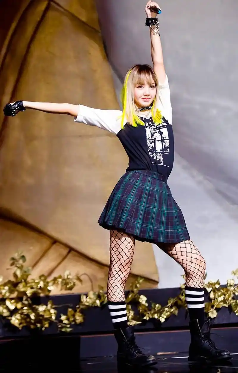 lisa绝美闪耀舞台照大集合 人间芭比青春活力气场全开【组图】--韩国