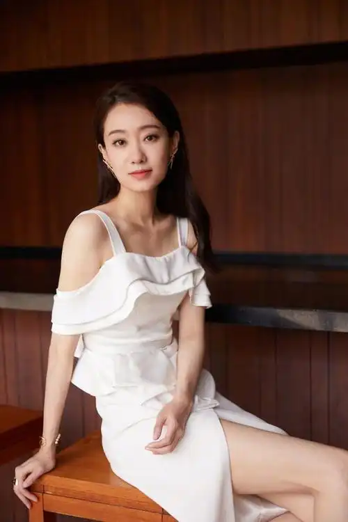 张小斐爆火气质开挂穿吊带裙变女总裁全白look下照样优雅大气