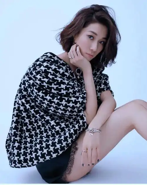 钟嘉欣罕有晒全家福大13岁丈夫换新发型夫妻俩终于不像父女