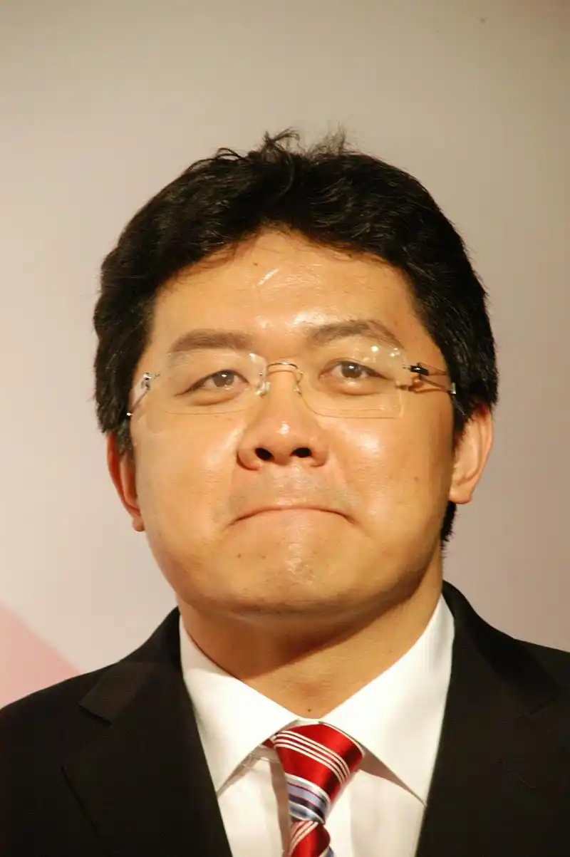 2007年,央视主持人张斌,正在直播奥运 新闻发布会时,他的妻子突然冲