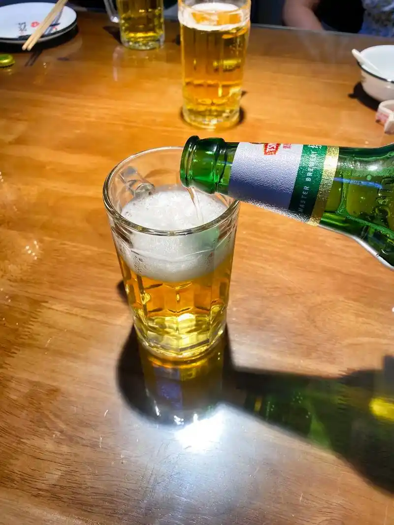 夏天 夜晚 朋友 烧烤 啤酒 光是这几个词就已经很幸福了#微 - 抖音