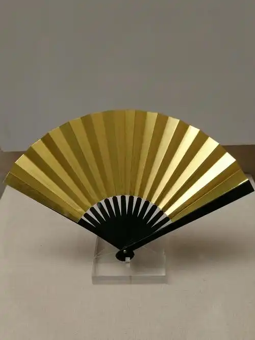 中国扇博物馆的形状不同,风格迥异,大小不一,材料不