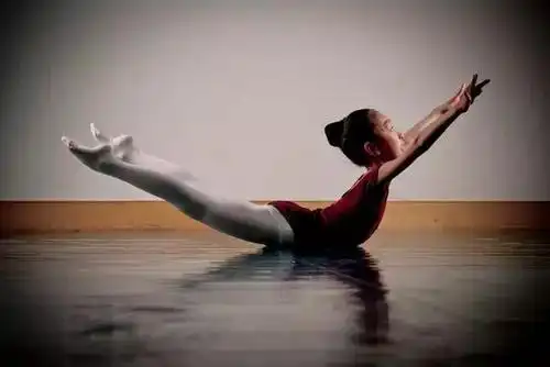 3-2 背脊动作分解参考>:准备拍平趴地面,双手伸直在夹耳朵位置.