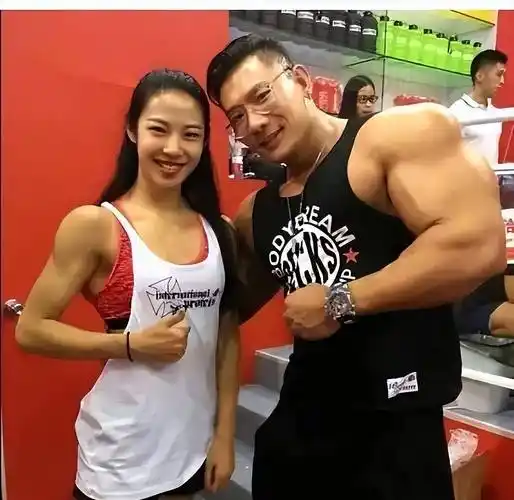 健美巨兽鹿晨辉:为了比赛自费60万请教练,如今成总裁_训练_健身_肌肉