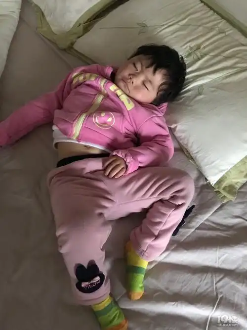 奇葩睡姿我家宝睡觉也找自己最舒服的姿势啊