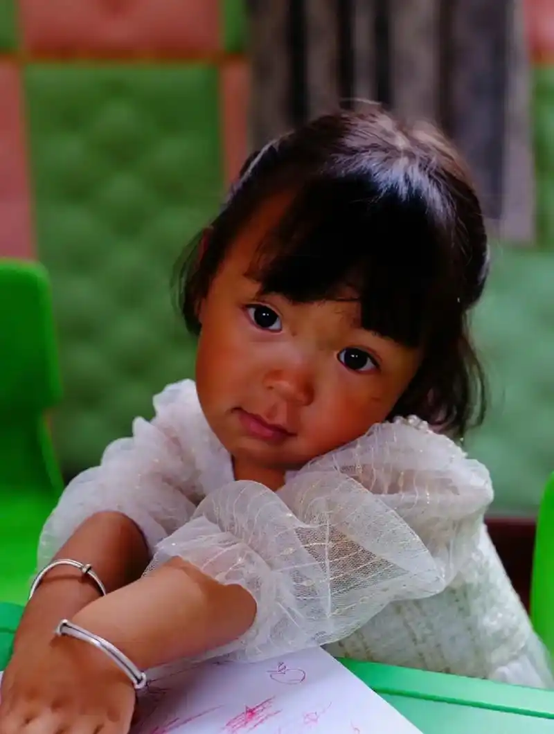 一位曾在孤儿院做义工的朋友说,孤儿院里的孩子都非常乖巧,懂事