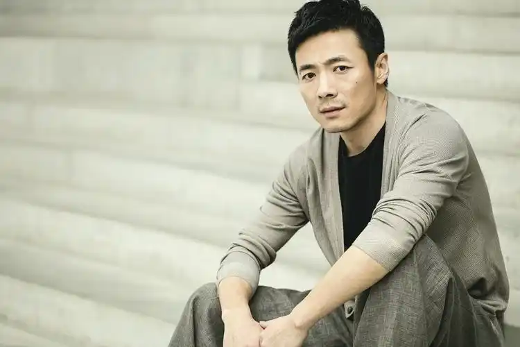 p>祖峰,1974年2月23日出生于江苏省南京市,中国内地影视男演员,导演.