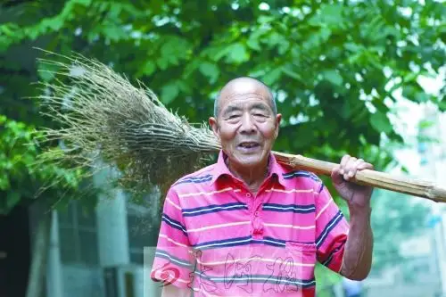 洛阳89岁老伯义务扫街52年:瞅不得脏 不扫不得劲