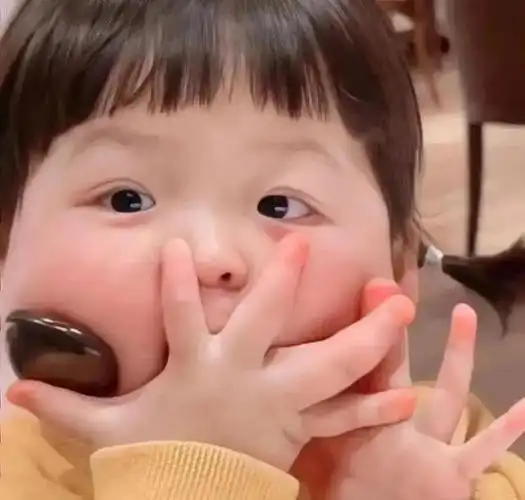 萌娃动图表情包掰一块馒头给你吃