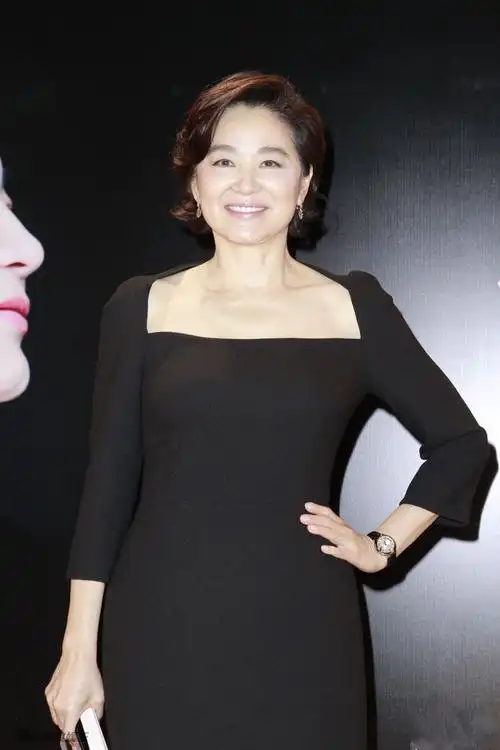 林青霞也难逃美人迟暮,发福身材穿方领裙,隔壁奶奶的年纪仍惊艳