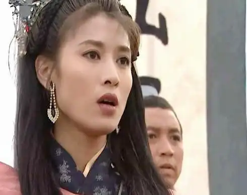 然而,她的眉眼却透着深藏的苦痛,郑爽把扈三娘与仇人为伍和与小人同眠