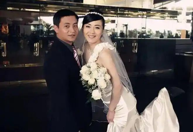 45岁体操王子李小双满头白发身价上亿与老婆结婚15年无子