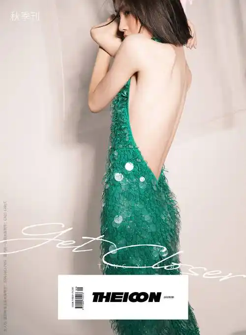 唐艺昕最新氛围感大片释出 穿绿裙露性感美背