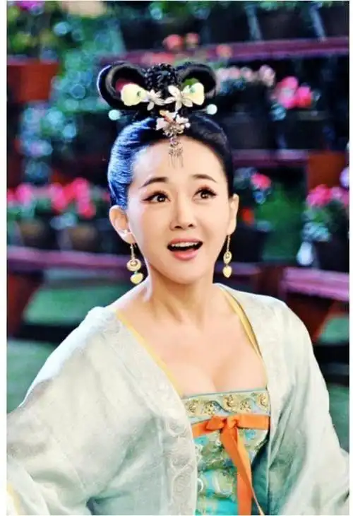 古装传奇剧《武媚娘传奇》中,张定涵一人饰演两个不同类型的角色,一个