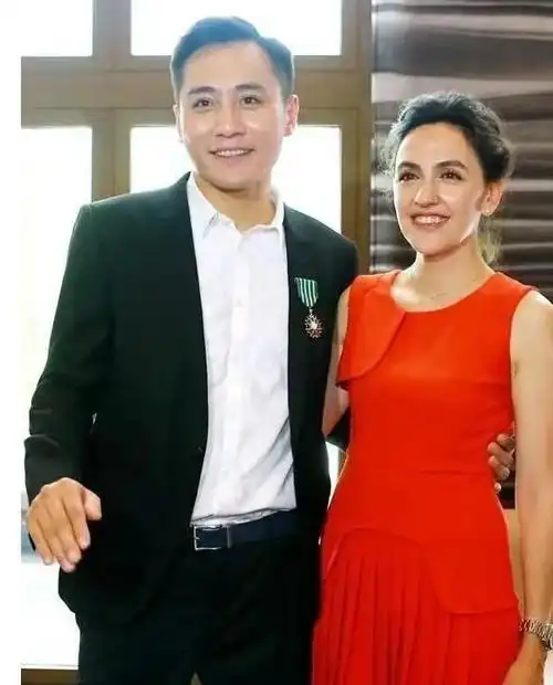影帝刘烨的老婆原来是法国人!她五官精致优雅大方,气质不输谢娜