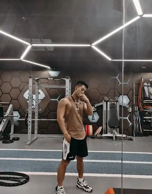 是模特也是摄影师健身打造出匀称好身材这肌肉线条还可以吗