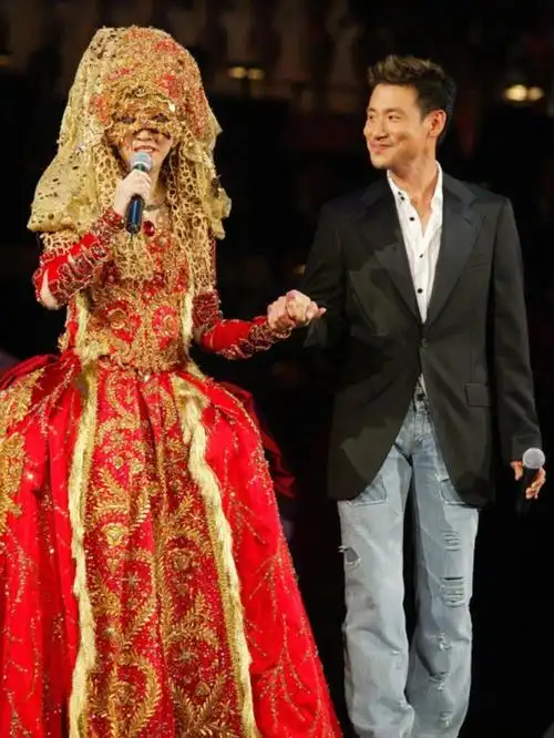 这一款只属于梅艳芳的嫁衣是刘培基先生亲自设计的裙褂