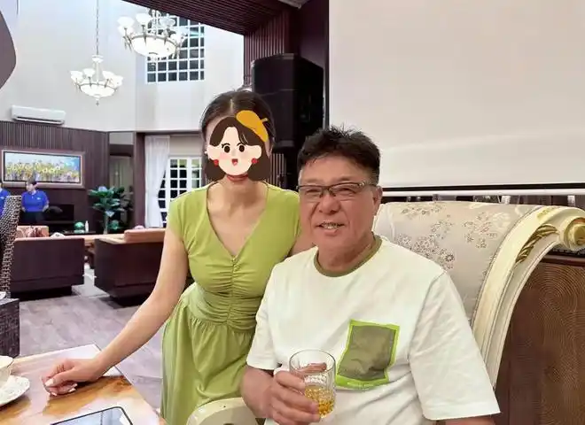 姜育恒定居马来西亚,豪宅又大又豪华,和富婆贴脸拍照被质疑关系_网易