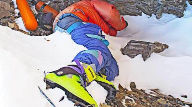 珠穆朗玛峰最著名的一具尸体为何长达20年无人掩埋