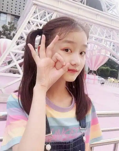 她的女儿12岁就长成这样腿长得要命看清正脸上帝太偏心