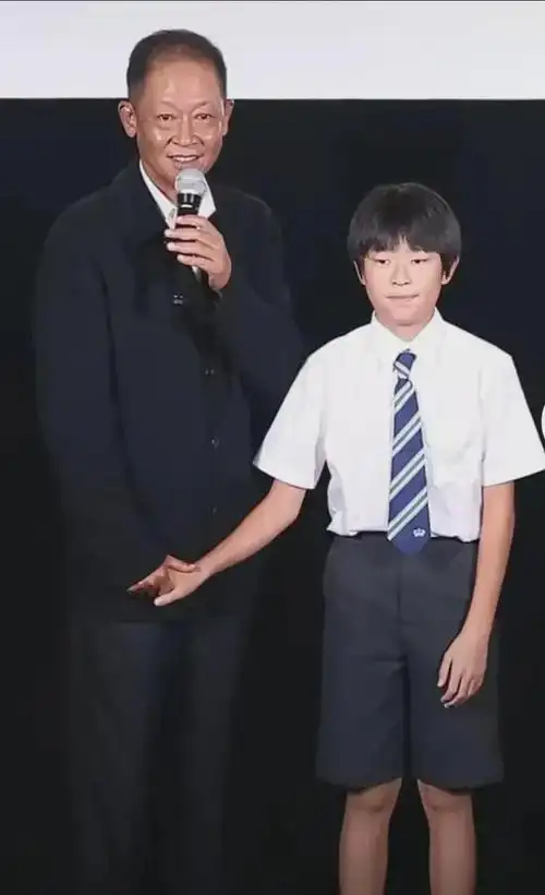 王志文又带儿子参加活动了这儿子绝对是亲生的父子俩太像了