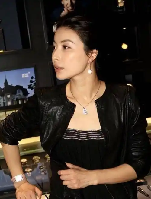 黄奕和郭晶晶同框,一个衣着得体妩媚,一个朴素却很高级_时尚_造型