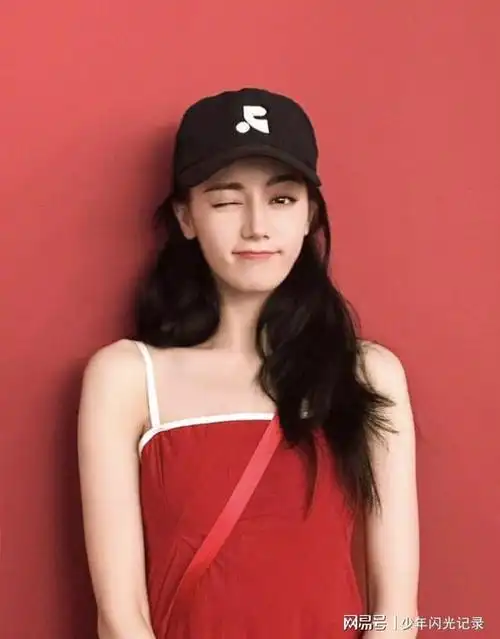 迪丽热巴甜笑美照曝光红色连衣裙引爆时尚界