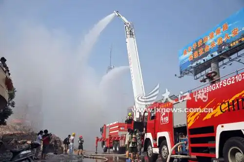 消防车向爆破处喷水