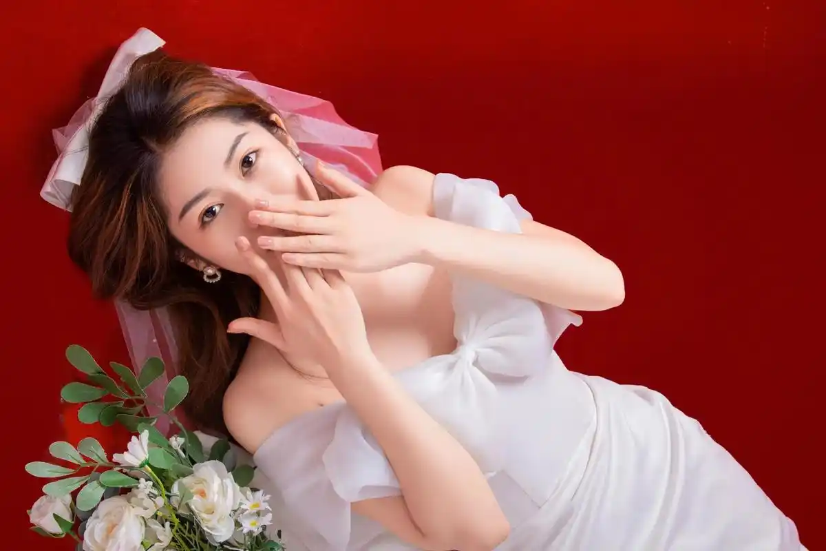 24岁写真 女孩子应该穿着小裙子  站在阳光下被保护!缺个 - 抖音