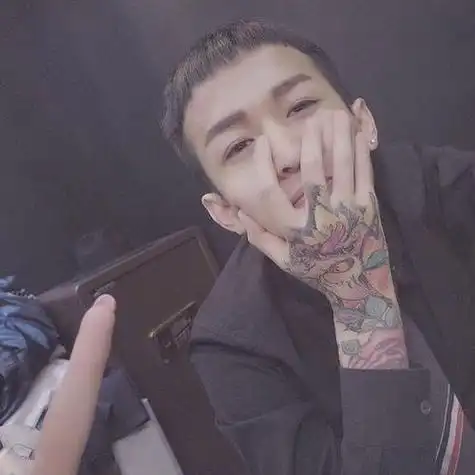 黑白长发美女背影qq头像大全下一组:黑社会男生霸气抽烟qq头像黑社会