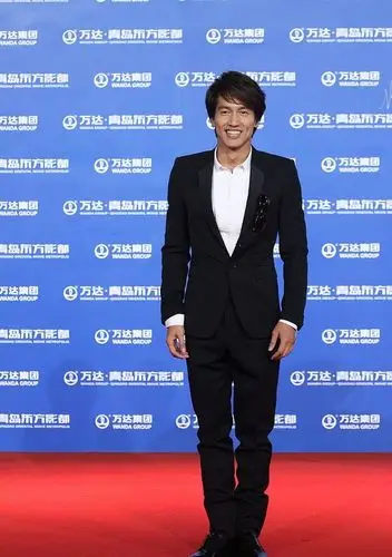 安以轩小礼服甜美娇俏走红毯言承旭暴瘦亮相