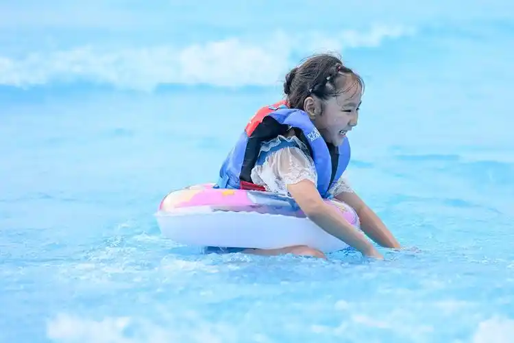 2024年8月5日,上海玛雅海滩水公园,小女孩在水里玩耍