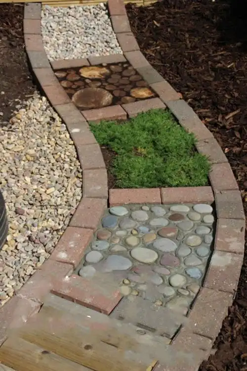 国外牛人闲不住,用50块红砖打框,拼出一条院子花路都说头次见_腾讯