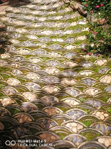 鹅卵石与瓦片铺成的路.