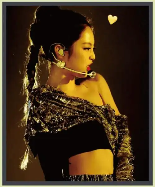 不如试试jennie的这款蝎子辫,这个发型相当于不断在头顶的中轴线增加