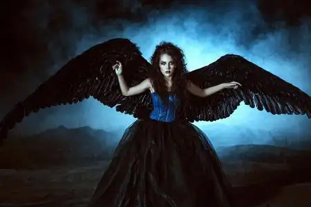 黑色翅膀的天使照片