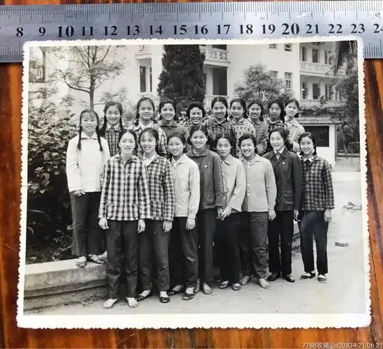 70年代麻花辫美女学生合影