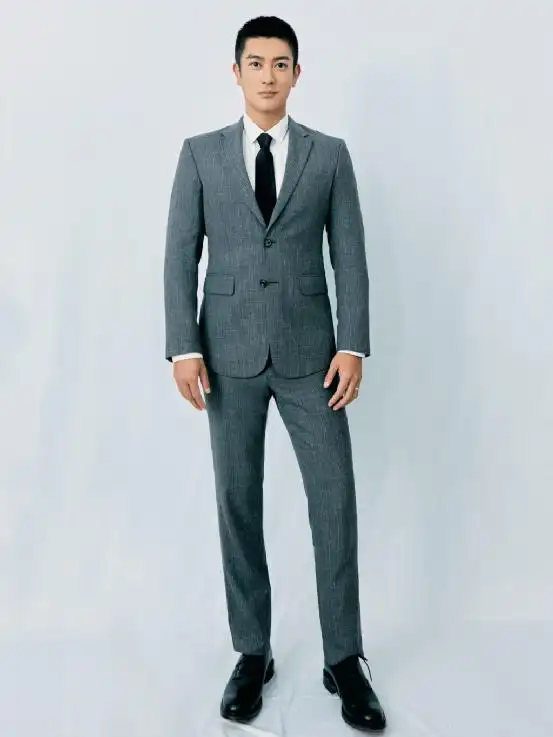 182cm杜江越来越会穿,棉服造型很显气场,休闲与正装反差大