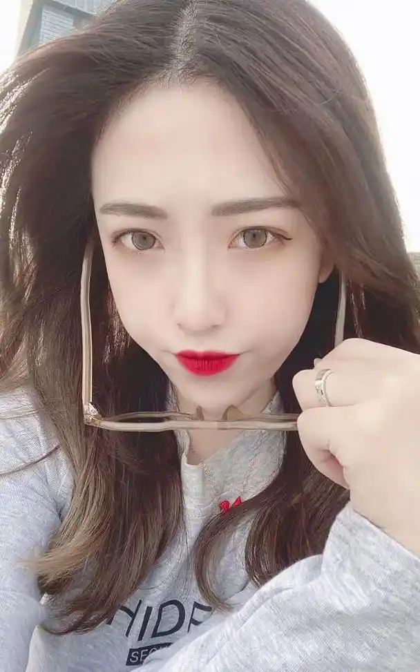 高颜值小姐姐的自拍美照,迷人又有气质,这颜能不能算盛世美颜!