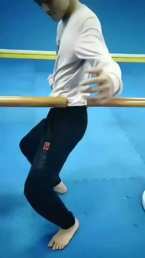 男生的腰有多细水蛇腰都不能形容了