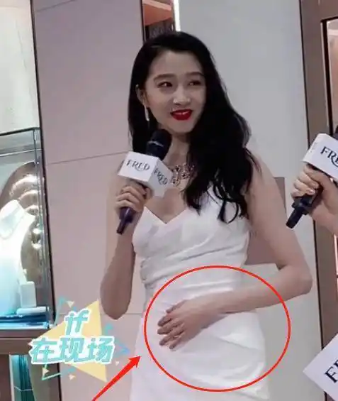 关晓彤最新活动生图曝光,路人镜头下颜值惊艳,捂肚子举动引争议_鹿晗