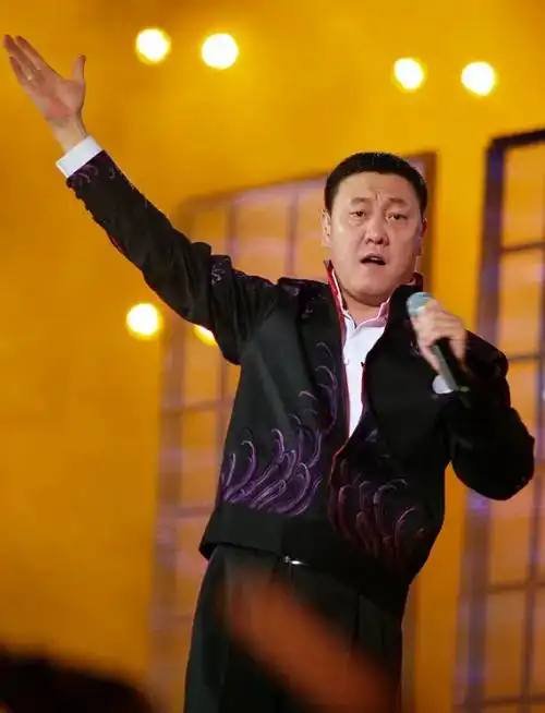 回顾歌王韩磊追小16岁草原之花2年生白发今一家很幸福