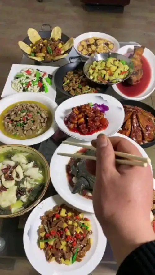 今天朋友请吃饭,一桌大餐没法吃,这都是炒了个什么菜