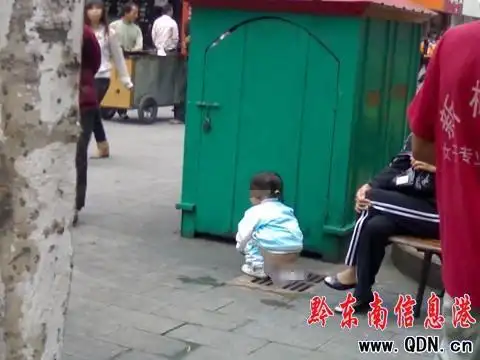 凯里步行街小孩当街随地方便图