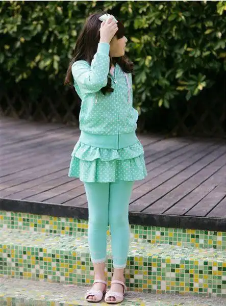 谁有11——14岁女孩赤脚穿凉鞋或赤脚的照片.